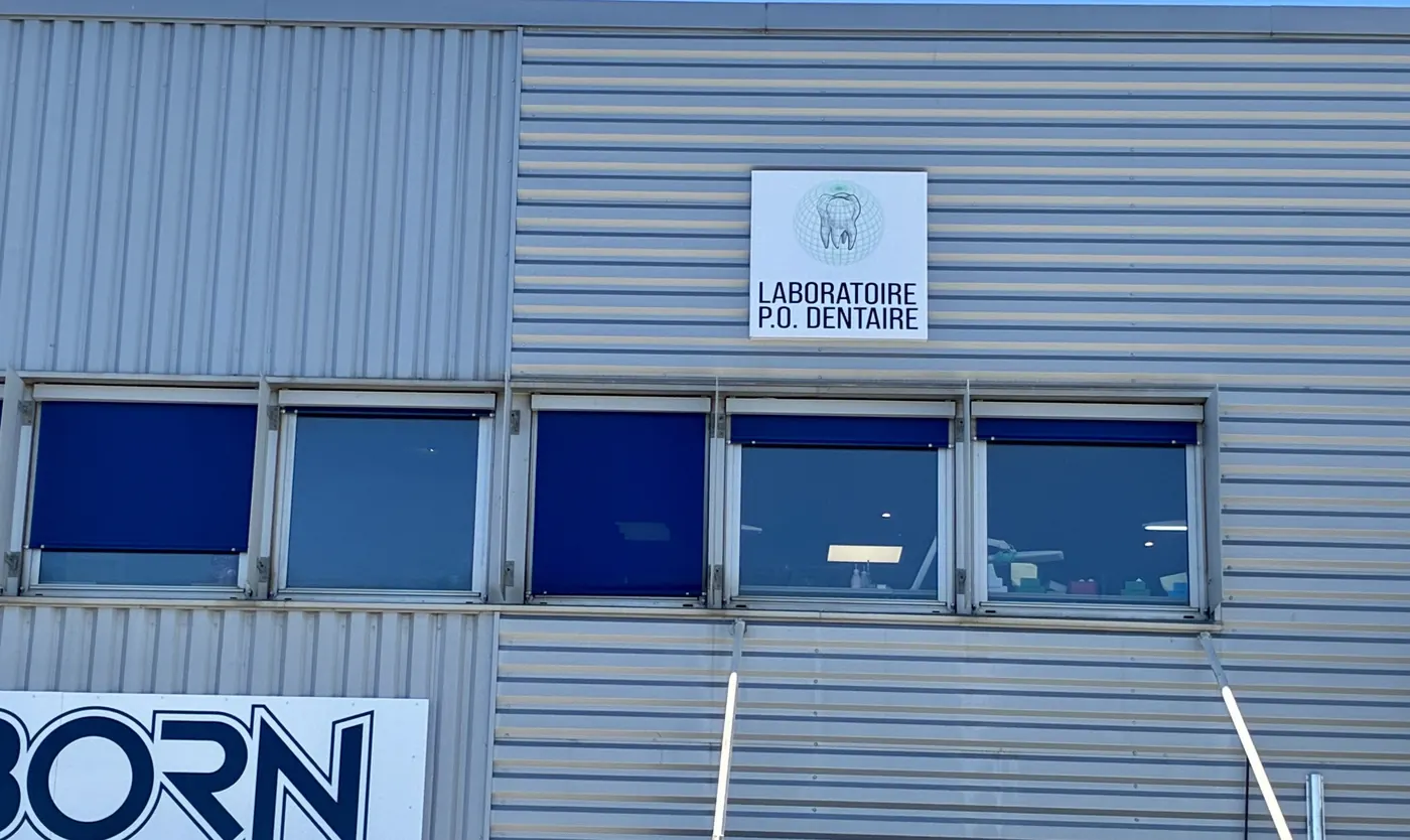 Façade du laboratoire P.O Dentaire et son enseigne extérieure